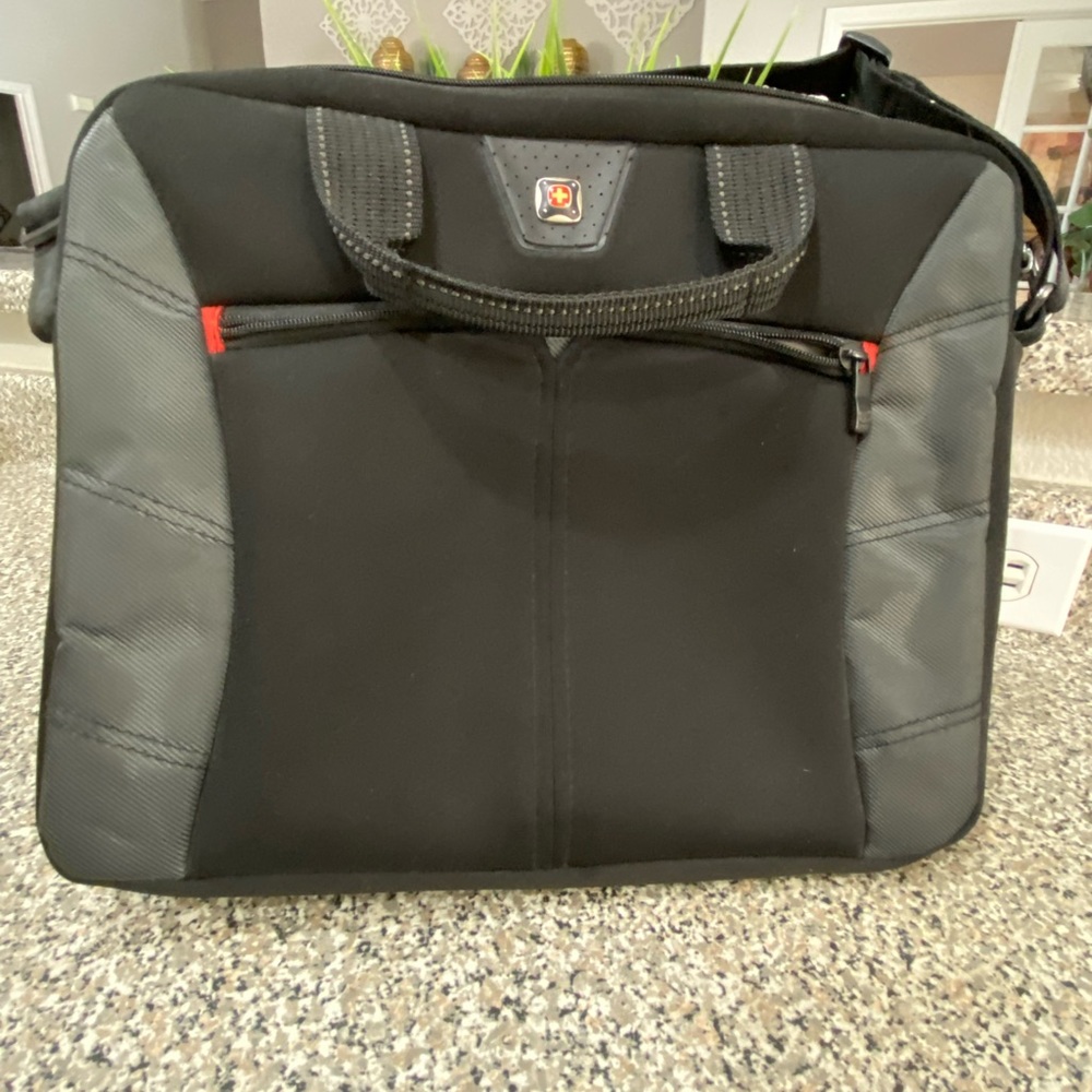 Swiss Gear platform 14” Laptop slim case - Picture 3 of 7